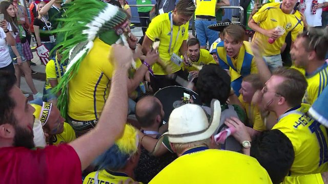 Mexicanos agradecen a Corea del Sur y festejan pase a octavos