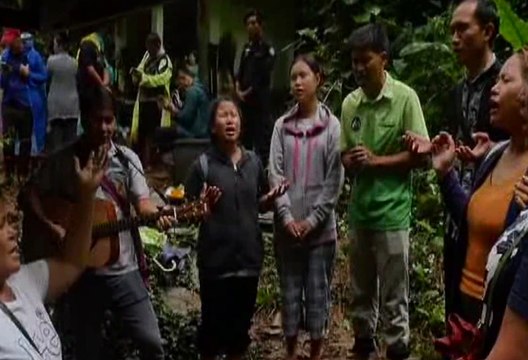 Rezos por niños atrapados en cueva de Tailandia