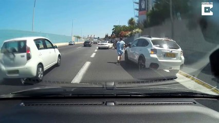 Un scooter distrait se prend une voiture sur l'autoroute