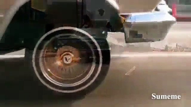 Попугай исполняет Still Dre