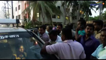 பட்டபகலில் காரில் சிறுவன் கடத்தல்- வீடியோ