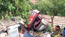 Eyüpsultan'da freni patlayan kamyonet  evin çatısına uçtu: 1 ölü