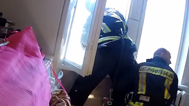 Un pompier rattrape un suicidaire en plein vol au dernier moment