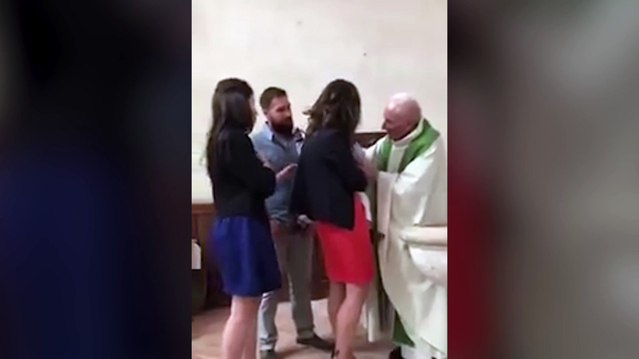 Un prêtre gifle un bébé qui pleure pendant son baptême