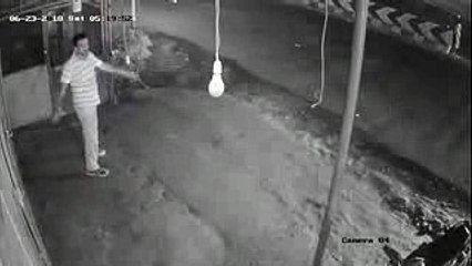 உடற்பயிற்சி செய்வது போல நடித்து கடையின் பல்பை திருடியவர்-வீடியோ