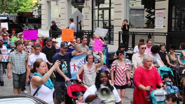 Una juez de EEUU prohíbe separar a familias de inmigrantes