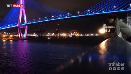 İşinden istifa etti, şimdi bileklik satarak dünyayı geziyor