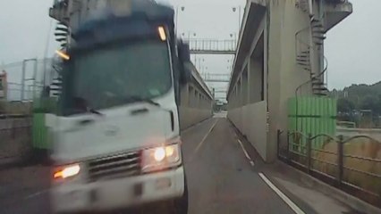 [영상] 장마철 흉기 '포트홀' 걸려 쾅...50대 여성 참변 / YTN