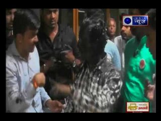 गुजरात के भुज में ABVP की गुंडागर्दी, प्रोफेसर के चहरे पर कालिख पोती