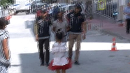 Minik Kız Uyuşturucu Şüphelisi Babasını Böyle Bekledi