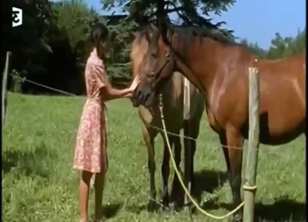 Femme  de footballeurs0403 L et la figurine d argile    Part 01