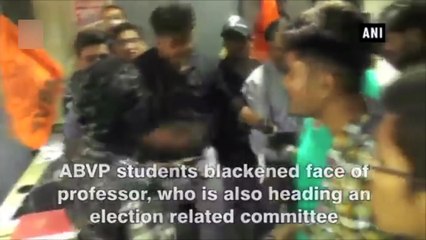 பேராசிரியர் முகத்தில் மை வீசிய பாஜக மாணவர் அமைப்பு! -வீடியோ