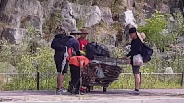 [좋은뉴스] 할머니는 쉬세요 ...수레 대신 밀어준 젊은이들 잔잔한 감동 / YTN