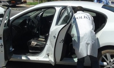 Kırmızı ışıkta, otomobilinde öldürüldü