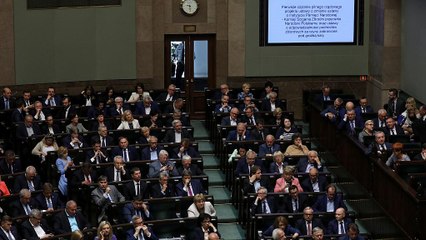 Polónia retira penas de prisão de polémica lei do Holocausto