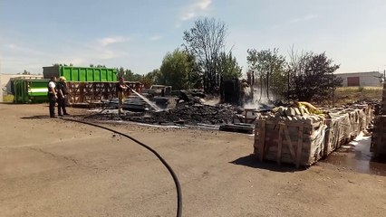 Spectaculaire incendie devant l'entrêpôt de carrelages Bertrand à Heppignies