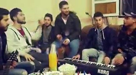 مجموعة شباب يغنون بصوت اكثر من رائع اغنية بعدو معذبني الهوى يا ويلي ما احلاهن طيرو عقول البنات