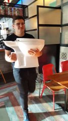 Un dessert servi dans un toilette