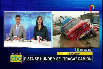 Huachipa: camión se hunde por enorme forado en pista