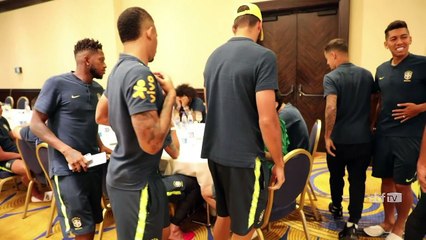 Dani Alves visita seleção