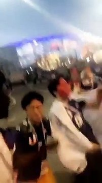 Senegal - Japonya maçı sonrası Senegalli ve Japon taraftar One Piece - We are şarkısını söylüyor