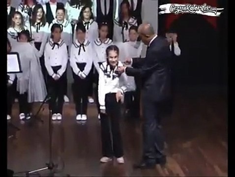 Engelleri Aşıp ‘Hastane Önünde İncir Ağacı’ Türküsünü Yürekten ve Pek Güzel Okuyan Hanım KızımızSolist: Zülal Çalış