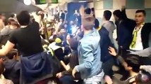 Kadıköy metrosunda Galatasaraylı genci kucaklayan Fenerbahçeliler