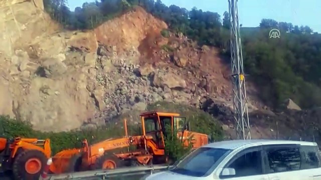 Hopa-Kemalpaşa karayolunda heyelan - ARTVİN