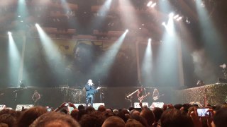 Bruce Dickinson parle en français, Iron Maiden le 26.06.18 à l'Arèna de  Genève