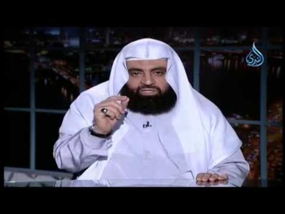 انظر إلى خسة بنى إسرائيل : ينعم  الله عليهم بالظل والطعام والشراب ثم يعبدون العجل من دونه