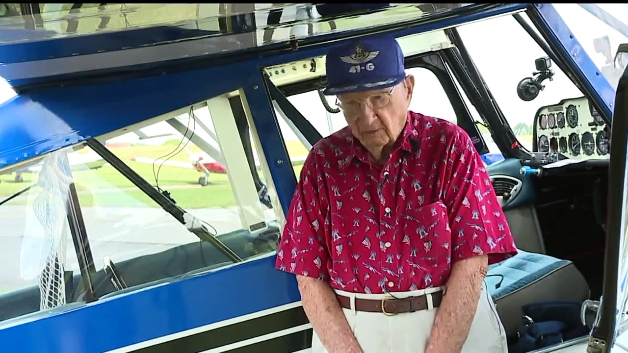 98-Year-Old WWII Pilot Takes Flight to Honor Town`s 250th Anniversary