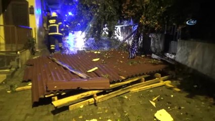 Tekirdağ'da Şiddetli Fırtına Ağaçlar Devrildi, Çatılar Uçtu