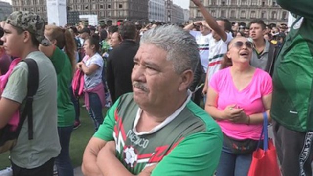 Fiesta agridulce para los mexicanos tras pasar a octavos del Mundial
