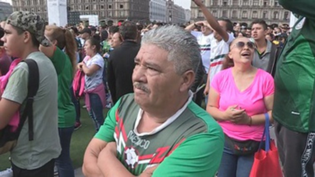 Fiesta agridulce para los mexicanos tras pasar a octavos del Mundial