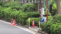 【超衝撃の瞬間】速度違反で停止命令を受けたスクーターが警察官の制止を無視して強行突破した瞬間