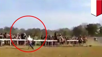 【競馬】女性がレース中のコース横切り 馬と衝突 - トモニュース