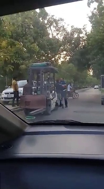 Police Ghardi Pakistani Police Fight کون بچائے گا پاکستان۔۔۔-HD