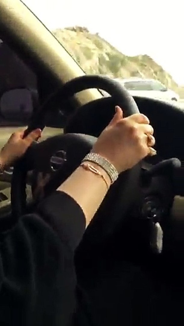 فيديو سعودية تقود سيارة على أنغام الشيلة في تحدٍ واضح للحظر - فيديو  Dailymotion