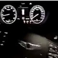 فيديو شاب يحطم سيارة حديثة بطريقة متعمدة دون سبب واضح