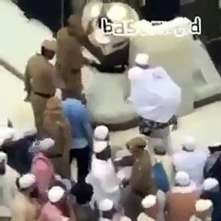 لن تتخيل ما فعله هذا الرجل مع أمه المسنة عند الحرم المكي.. مشهد مؤثر!