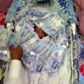 فيديو إغراق مولود سعودي بآلاف الريالات.. لن تصدق ما حدث!
