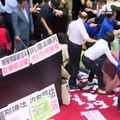 عندما تختلف الحكومة والمعارضة.. شاهد كارثة داخل البرلمان التايواني
