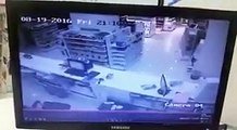 فيديو سطو مسلح على صيدلية في السعودية.. لن تصدق سرعة اللصوص