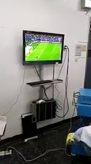 يتابعون مباراة التشيلي و البرتغال في غرفة العمليات
