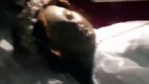 فيديو جثة فتاة تثير الرعب وتفتح عينيها بعد مقتلها بـ3 قرون!