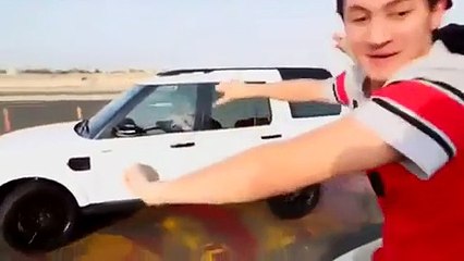 شاهدوا الطريقة المبتكرة لهؤلاء الشباب لنشر الوعي المروري في السعودية