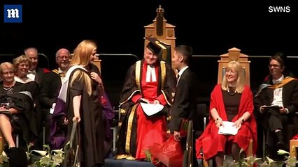 شاهد.. يتقدم لزواج زميلته أثناء حفل التخرج.. وهذا هو رد فعل الفتاة!