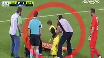 فيديو: عندما يتسبب مسعفو مباريات كرة القدم بالمزيد من الأذى للاعبين!