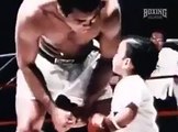 فيديو: عاطفة كلاي تتمثل في استسلامه لطفل على حلبة المصارعة