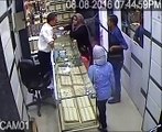 فيديو: مصرية تتصدى لسطو مسلح على محل مجوهرات